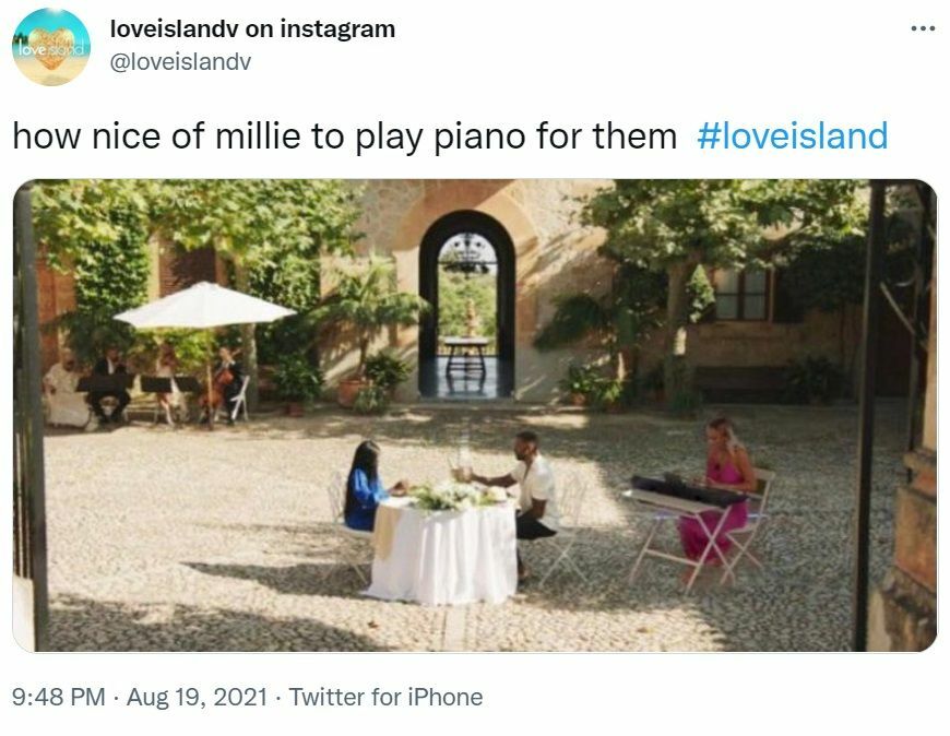 millie court jouant du clavier sur love island