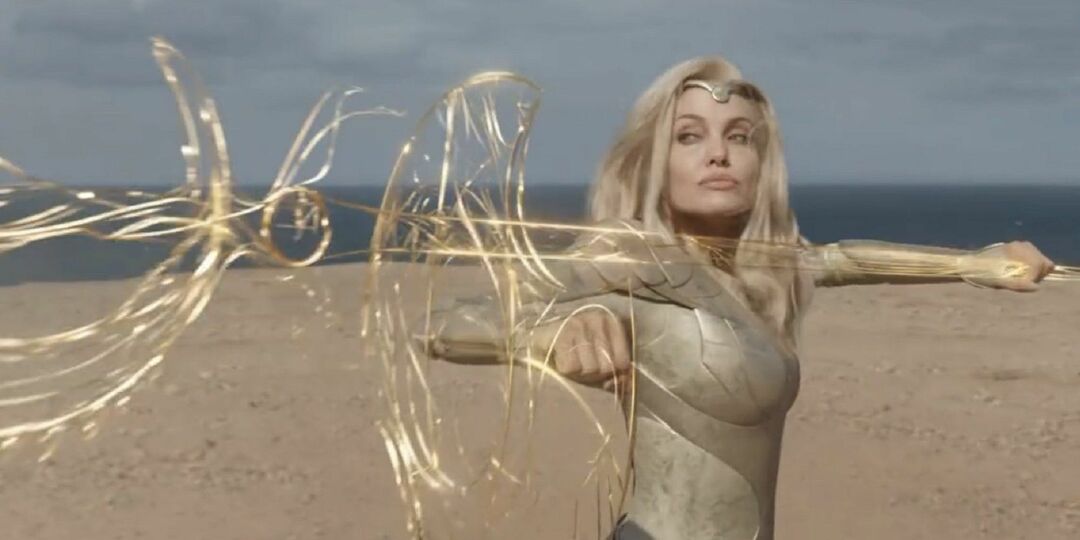 Thena beschwört in Eternals eine Waffe herauf