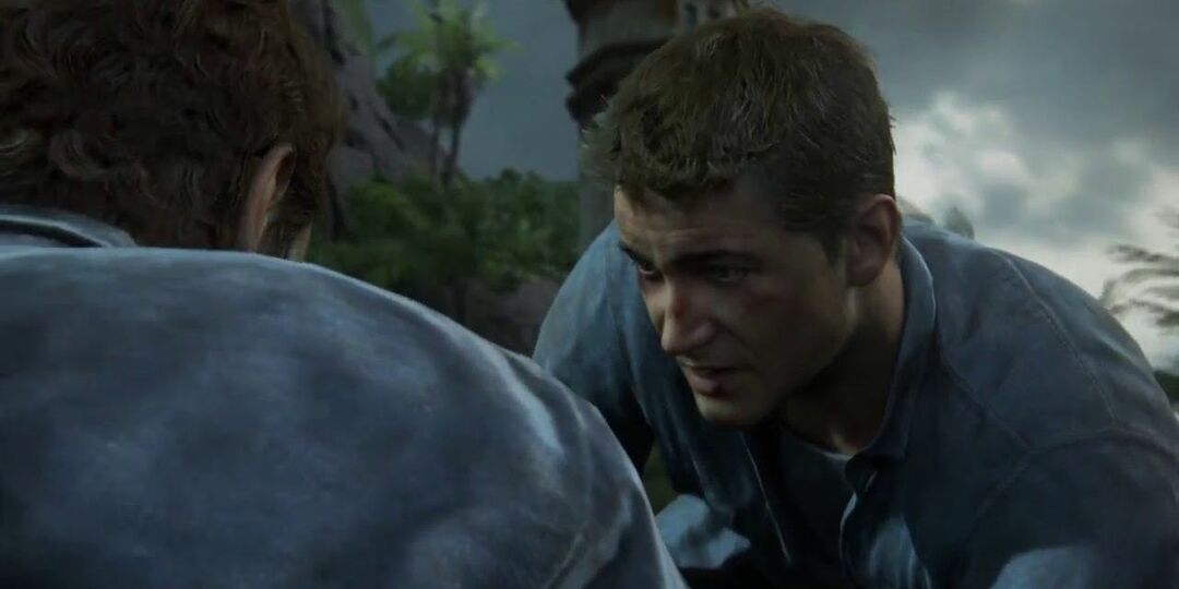 Nate tenta puxar Sam de uma borda em Uncharted 4 