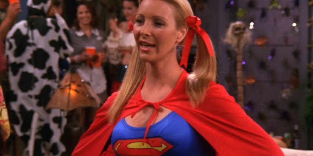 Phoebe Buffay s'habille en Supergirl à la fête d'Halloween de Monica dans Friends.