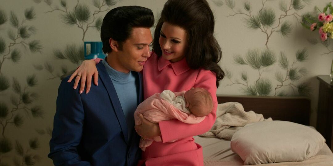 Elvis en Priscilla kijken naar Lisa Marie Presley