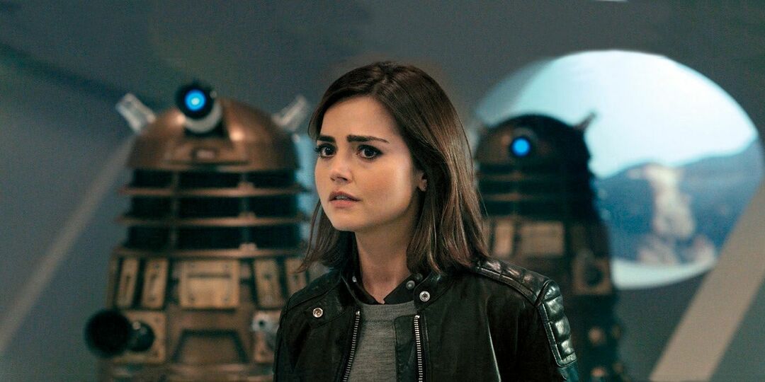 Clara Oswald ser rädd ut i Doctor Who 