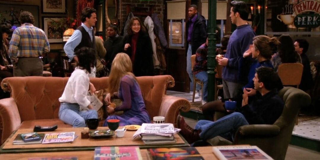 Chandler spricht mit Danielle, während seine Freunde in „Friends“ in „Central Perk“ zuschauen.