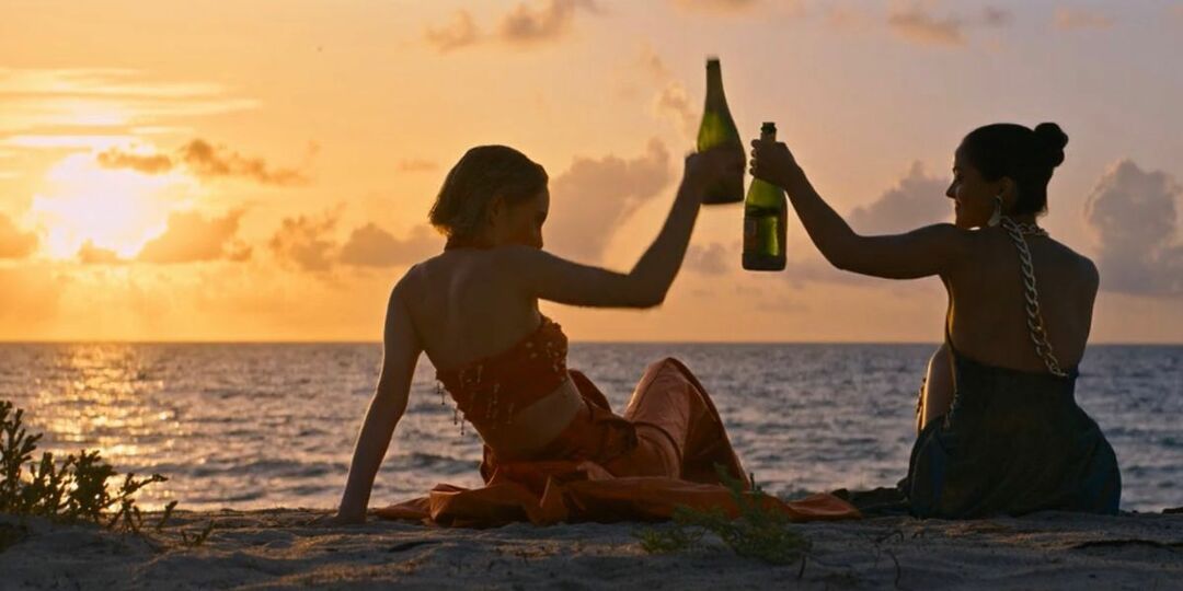 Eleanor y Drea brindando en la playa en Do Revenge