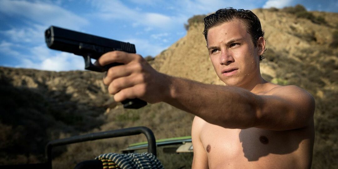 Ο Finn Cole ως J που δείχνει ένα όπλο στο Animal Kingdom