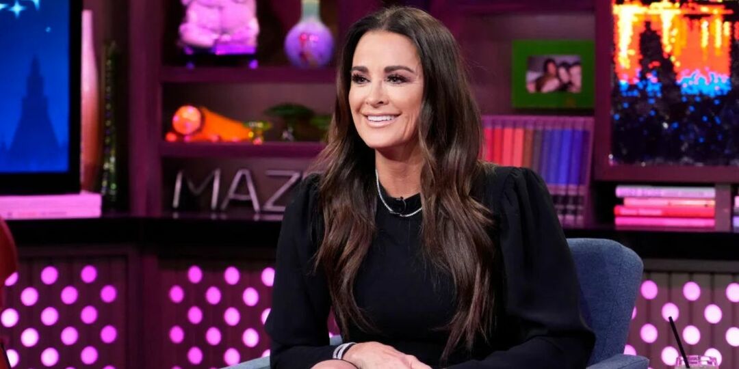 Ο Kyle Richards από το RHOBH στο WWHL χαμογελά με μαύρο τοπ