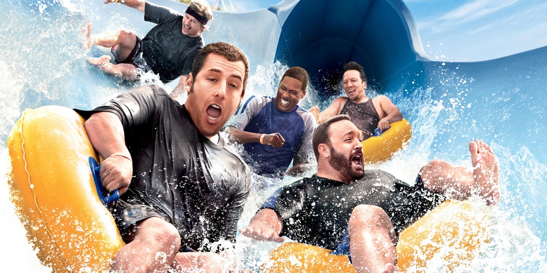 Адам Сэндлер и Кевин Джеймс спускаются с водной горки в фильме «Взрослые».