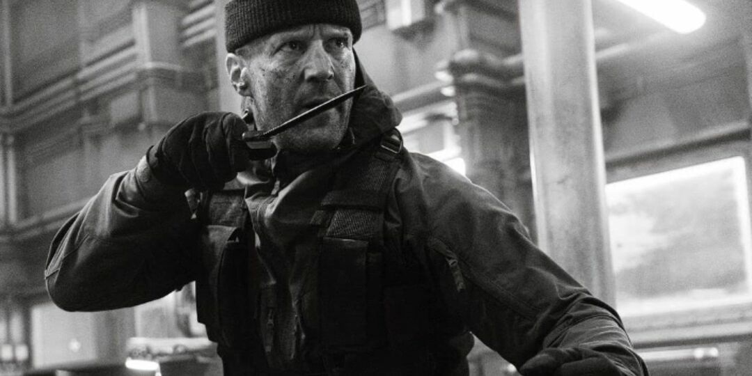 Jason Statham em posição de luta em Os Mercenários 4