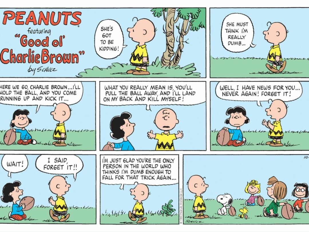 Lucy, Charlie Brown och Peanuts-gänget med fotboll.