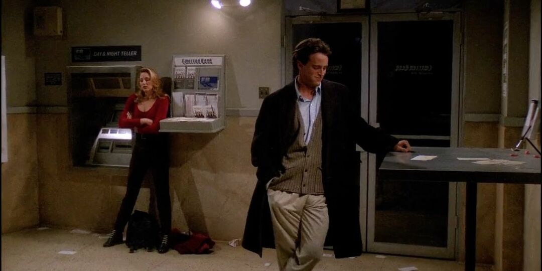 Chandler uvízl s Jill Goodacre ve vestibulu bankomatu v Friends.