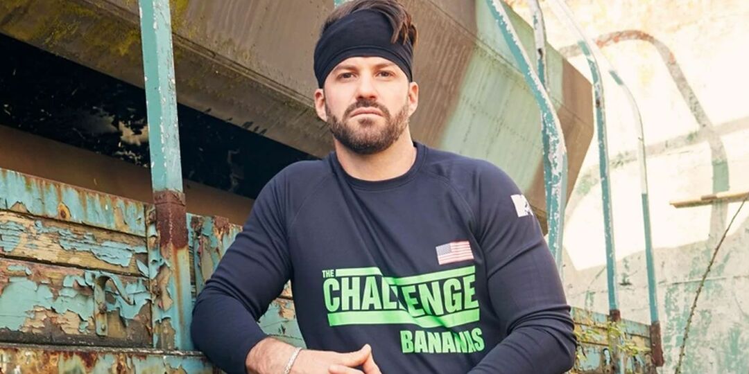 Johnny „Bananas” Devenanzio din The Challenge purtând un tricou The Challenge