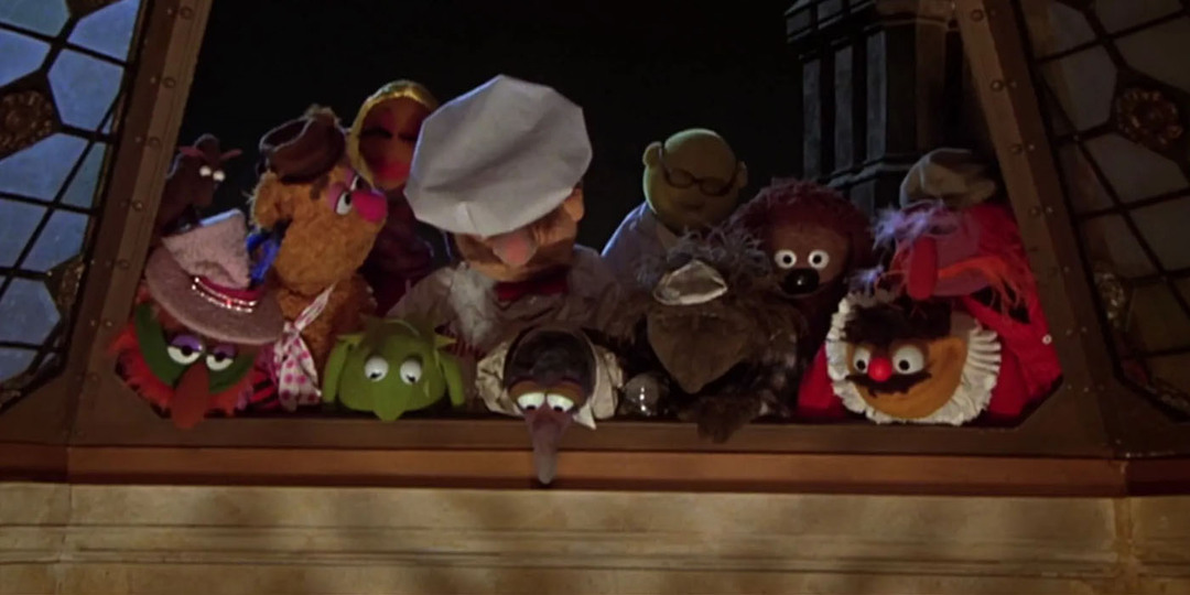 De Muppets kijken in de Mallory Gallery in The Great Muppet Caper