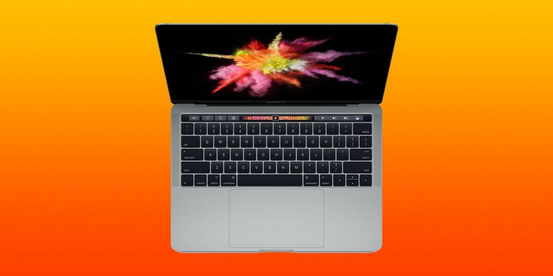 Ein 2016er MacBook Pro auf einem orangefarbenen Hintergrund mit Farbverlauf.