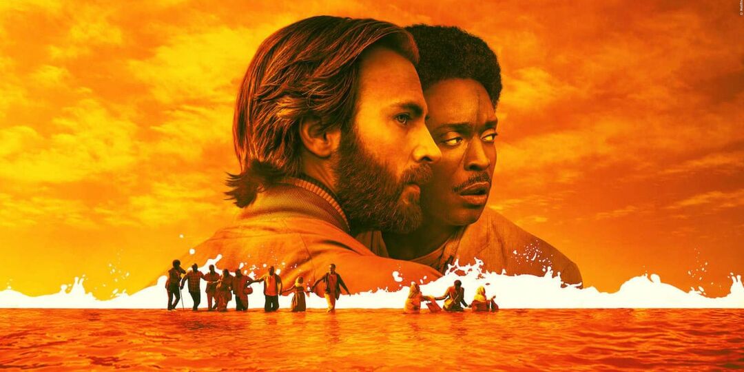 Chris Evans en Michael K. Williams kijkt zijwaarts op de poster van The Red Sea Diving Resort