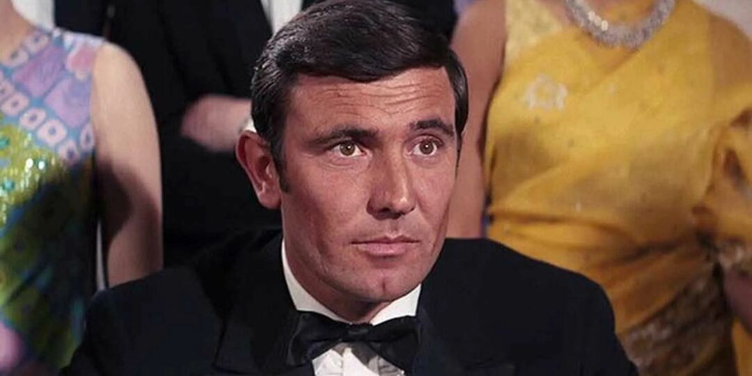 Smokin giyen James Bond rolünde George Lazenby