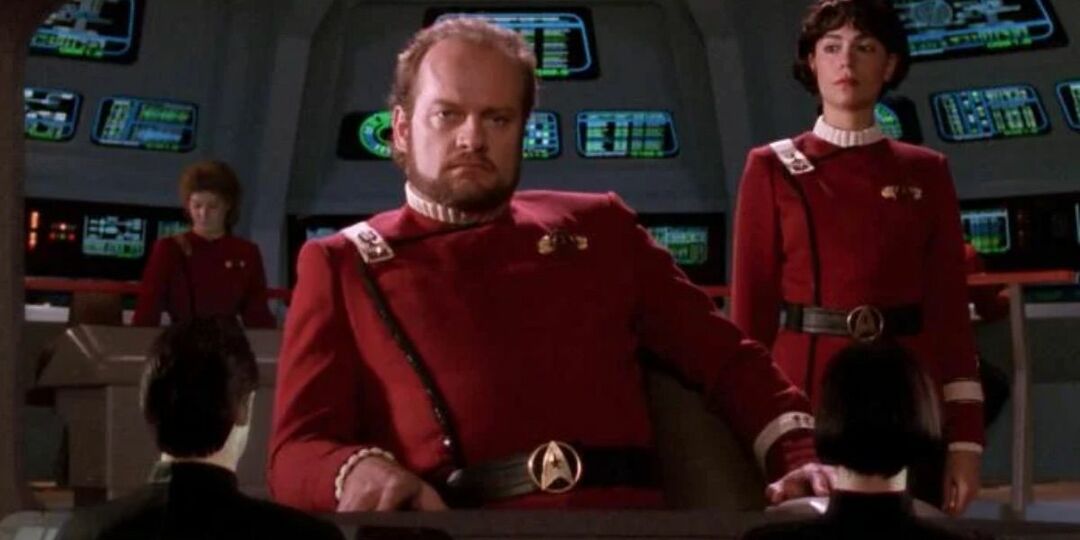 Kaptein Bateson vises på visningsskjermen fra Star Trek TNG