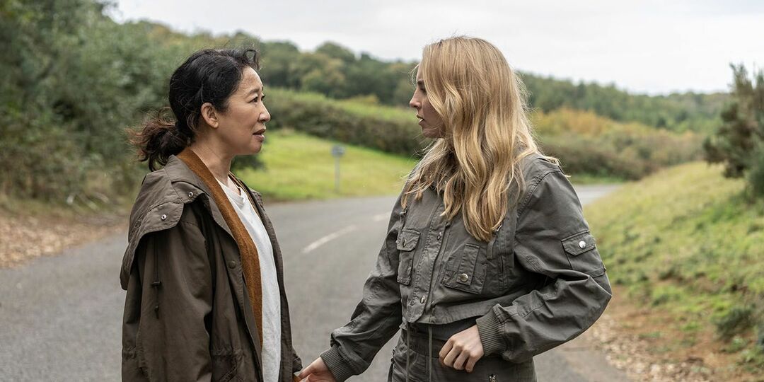 Villanelle y Eve caminando juntas en Killing Eve.