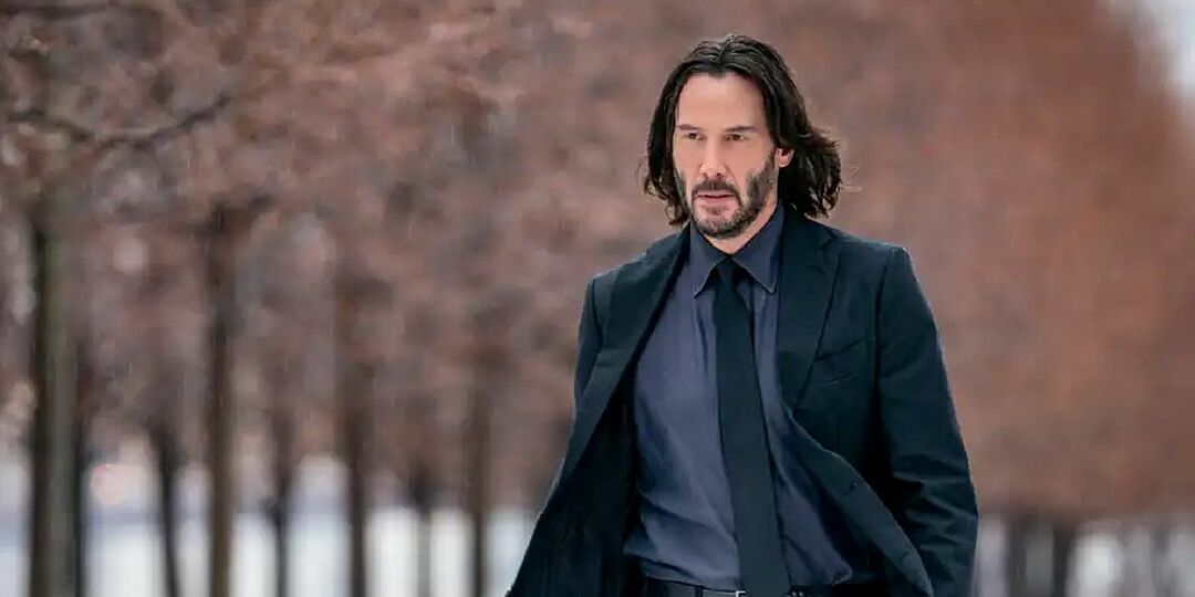 Keanu Reeves na sprehodu po zimskem New Yorku v filmu John Wick: 4. poglavje.