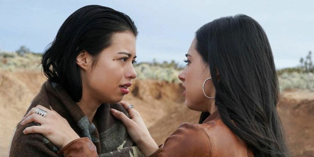 Amber Midthunder regardant une femme tenant ses épaules à Roswell, Nouveau Mexique