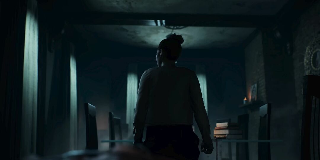 Uma personagem de Silent Hill Ascension, uma jovem com o cabelo preso em um coque, está de costas para o espectador. O mais vago indício de uma massa carnuda pode ser visto subindo do canto do quadro atrás dela.