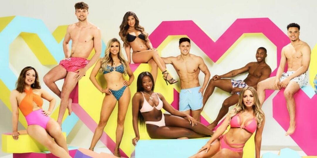 Foto promocional con el elenco de Love Island UK