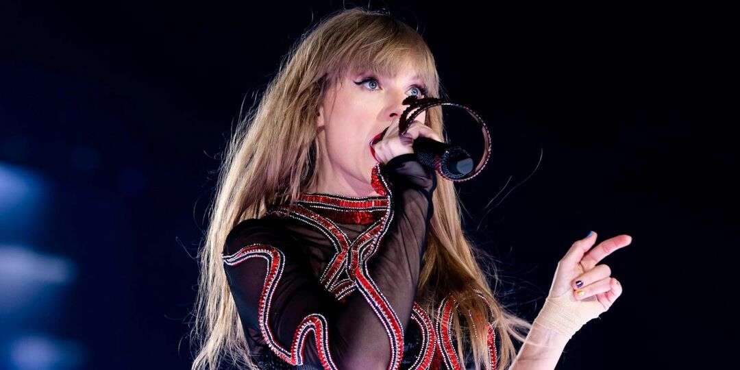 Taylor Swift poje na turneji Eras Tour Concert Documentary