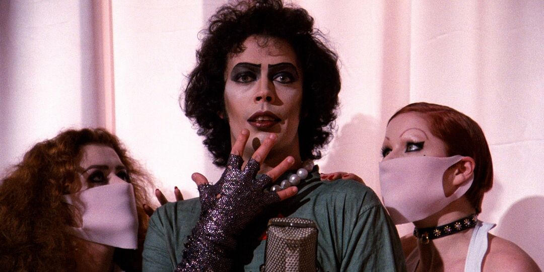 Tim Curry poje v The Rocky Horror Picture Show
