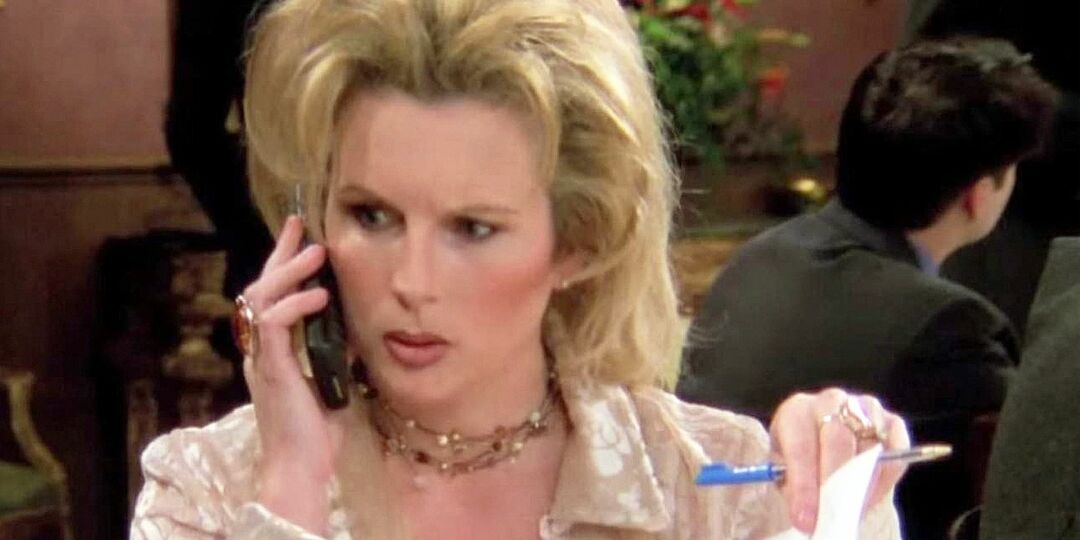 Andrea Waltham prend un appel téléphonique sur Friends