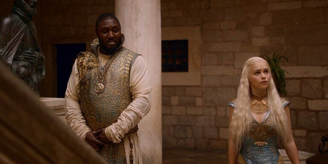 Nonso Anozie como Xaro Xhoan Daxos olhando para Dany em Game of Thrones.