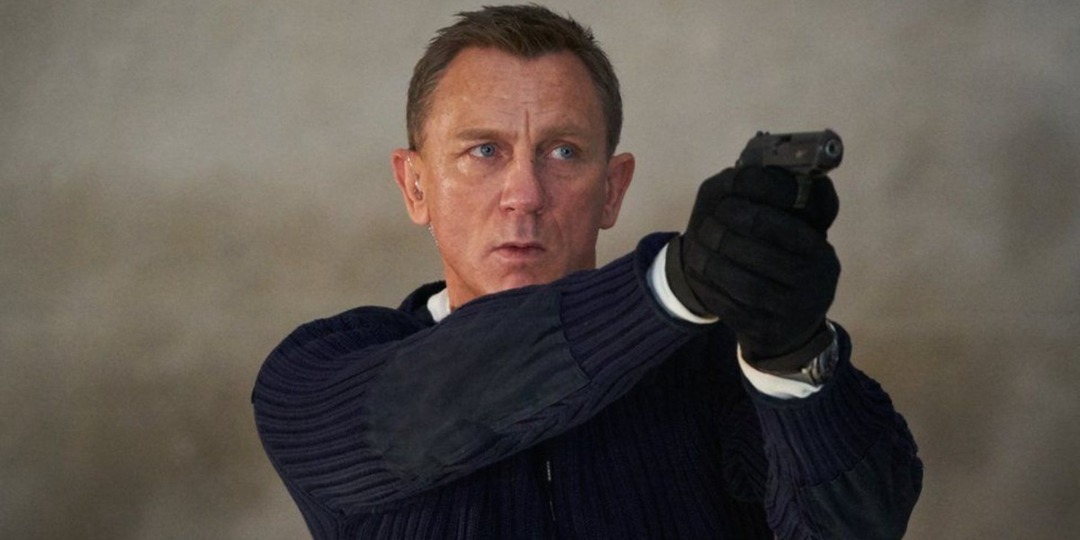 James Bond mira em Sem Tempo Para Morrer.