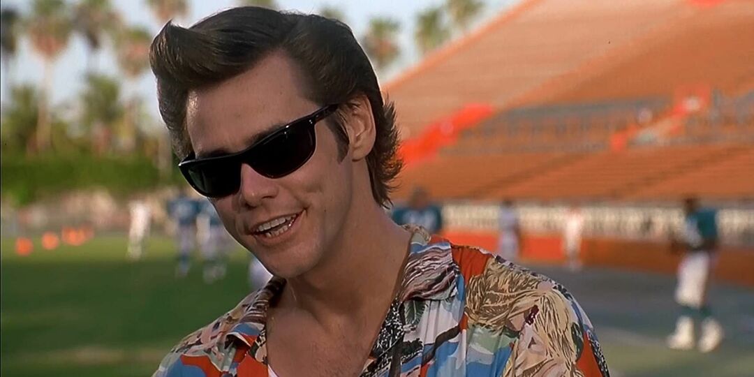 Jim Carrey nosi sončna očala v Ace Ventura Pet Detective