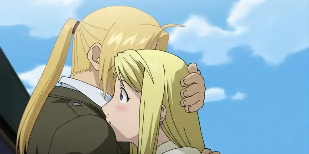 Edward Elric en Winry knuffelen aan het einde van Fullmetal Alchemist: Brotherhood