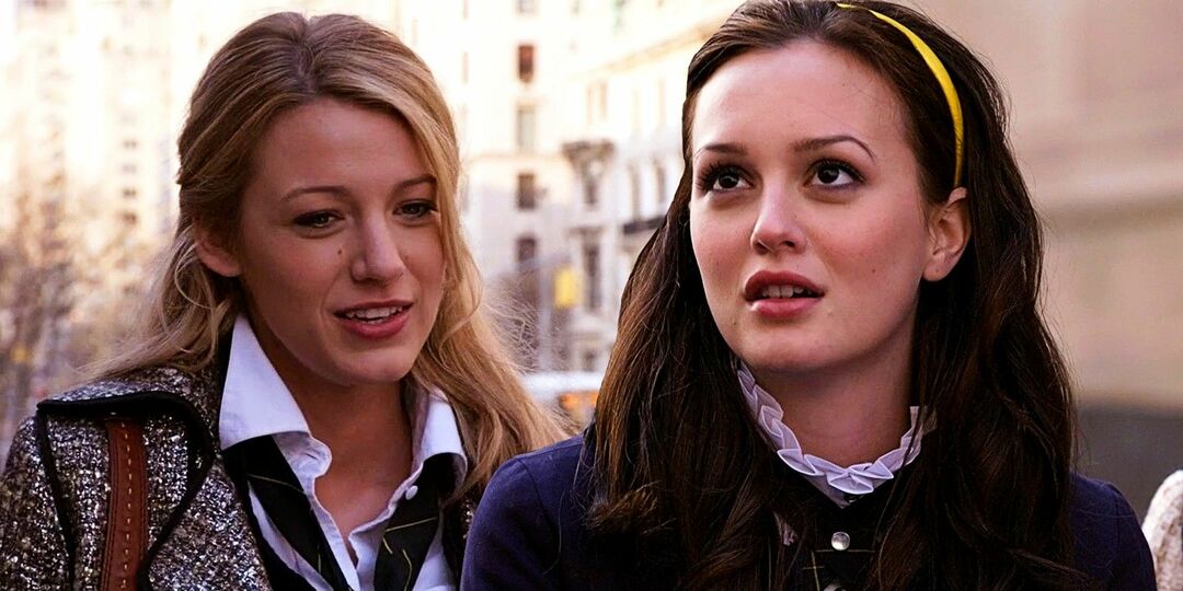 Blake Lively como Serena Van Der Woodsen e Leighton Meester como Blair Waldorf em Gossip Girl s01e01