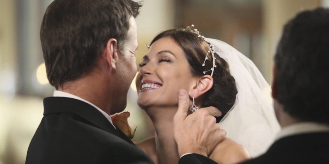 Mike y Susan sonriendo en su boda en Desperate Housewives