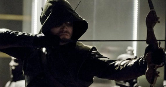 Stephen Amell kot Oliver Queen v Puščični temi na robu mesta