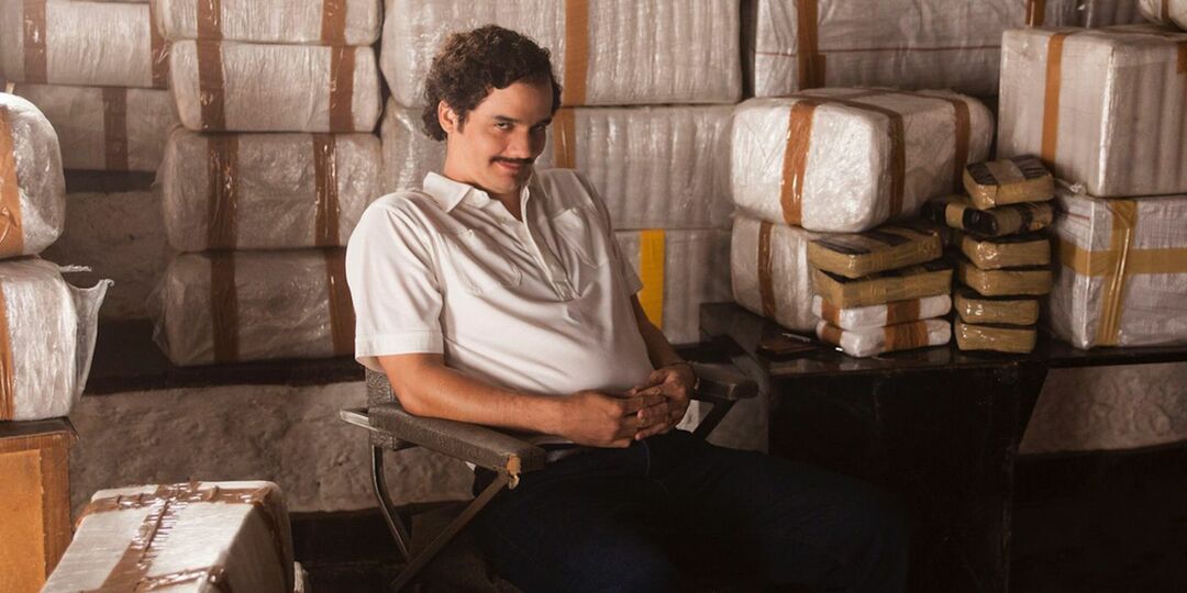 Wagner Moura ως Pablo Escobar που κάθεται στη μέση πολλών αποστολών κοκαΐνης στο Narcos