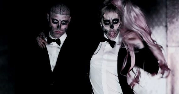 Lady Gaga og Rico the Zombie i musikvideoen 'Born This Way'