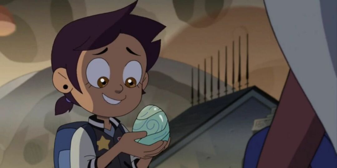 Zdjęcie Luz uśmiechającej się do trzymanego w dłoniach jajka palismanowego