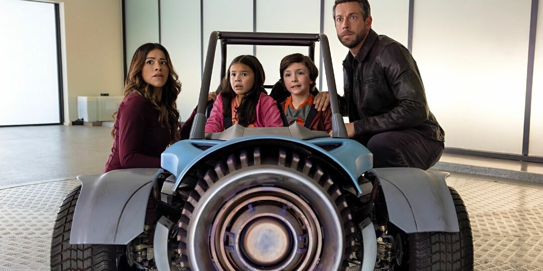 Nora, Petija, Tonijs un Terenss automašīnā, kas izskatās nobijušies filmā Spiegu bērni: Armagedons