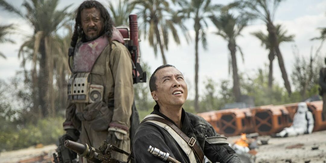 Междузвездни войни Rogue One's Baze и Chirrut по време на битката при Scarif