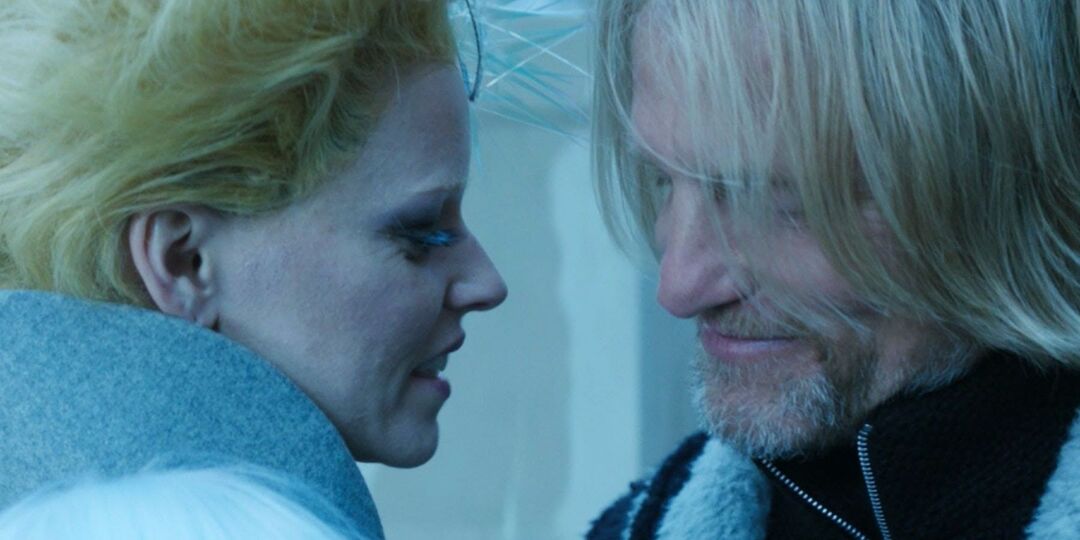 Effie och Haymitch efter att ha kramats i The Hunger Games: Mockingjay Part 2