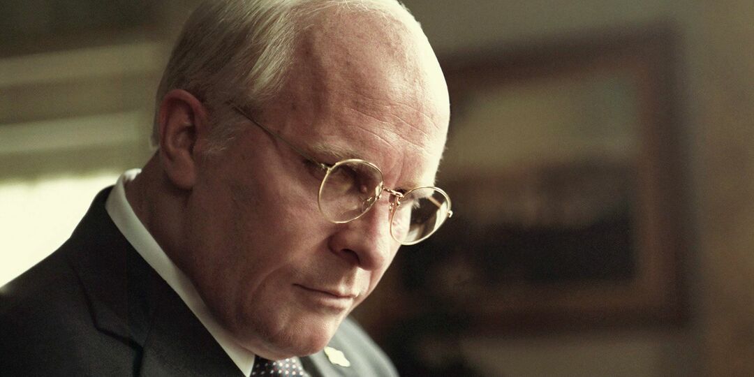 Christian Bale sebagai Dick Cheney dengan marah menatap ke depan di Vice.