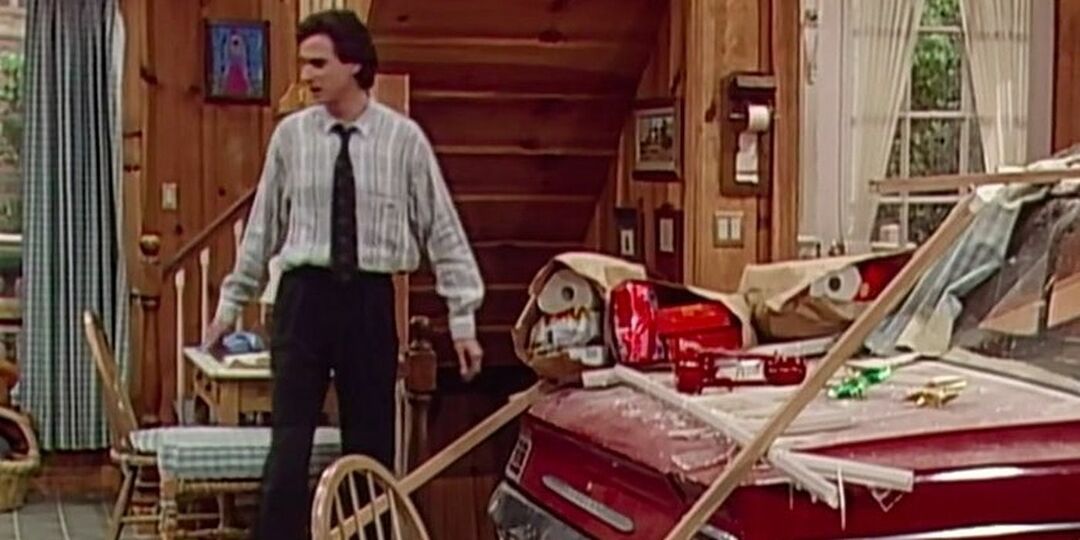 Danny Tanner seisab täismajas räbalas köögis