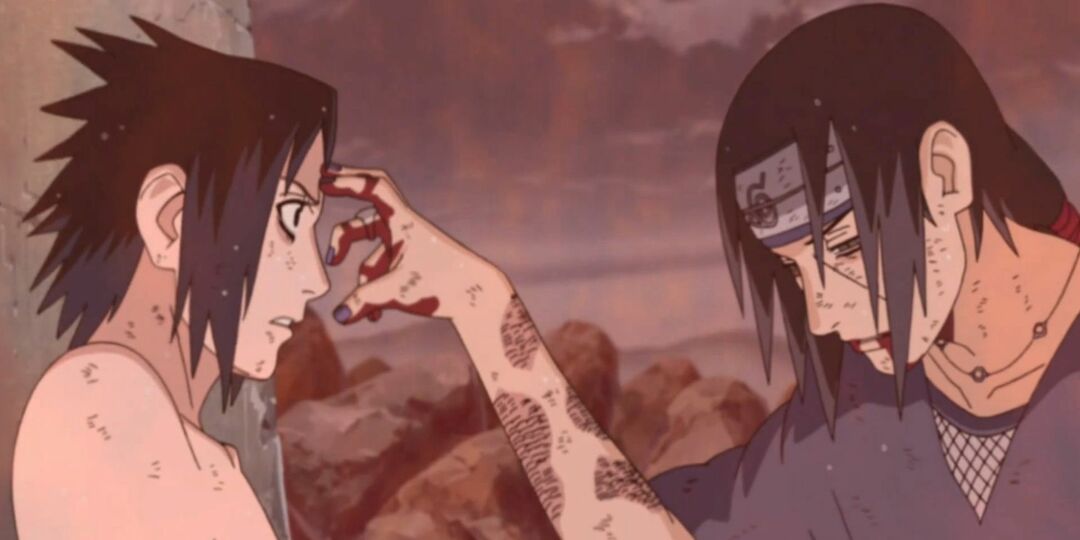 Een in elkaar geslagen Itachi prikt Sasuke's voorhoofd in Naruto Shippuden The End Episode 138