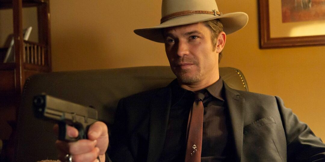 Raylan Givens punta una pistola in Justified