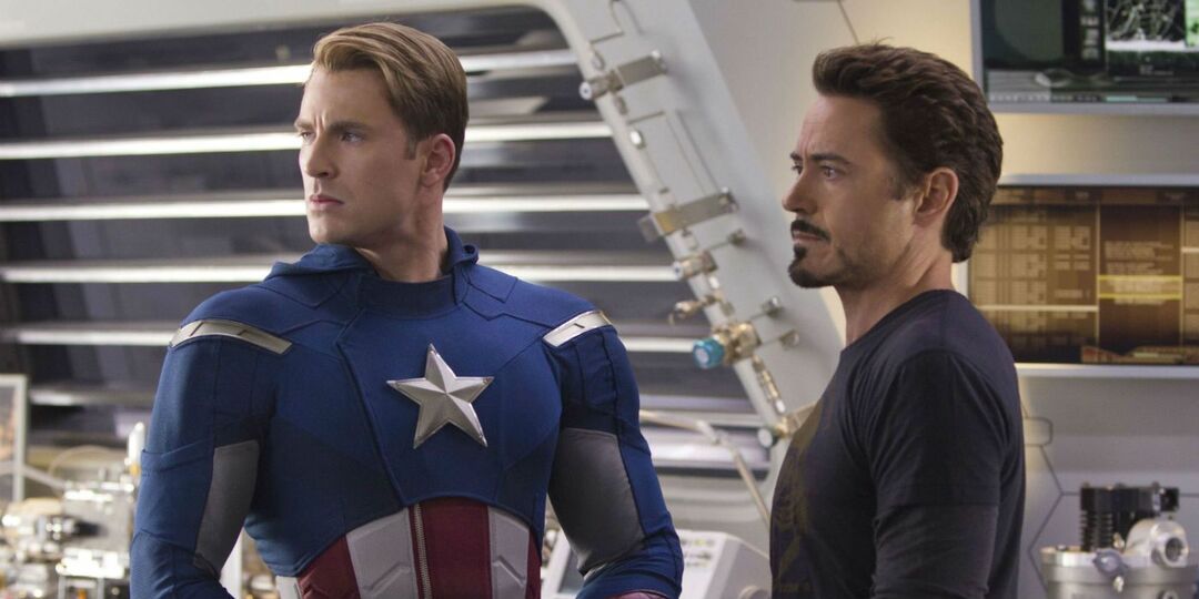 Chris Evans e Robert Downey Jr. como Steve RogersCapitão América e Tony StarkHomem de Ferro