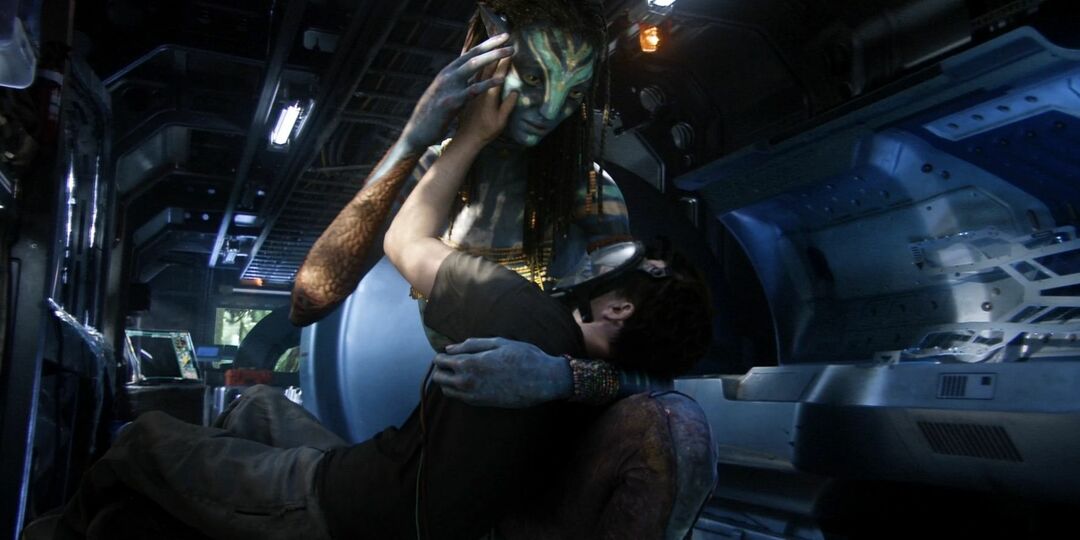 Neytiri-rencontre-Jake-Sully-comme-humain-pour-la-première-fois-dans-Avatar-2009-Cropped-1