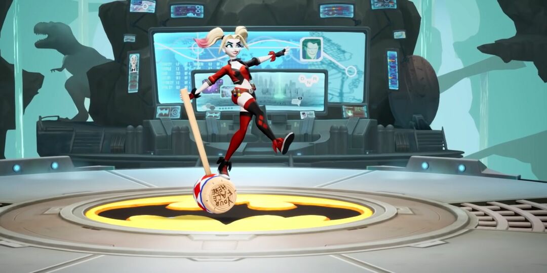 Harley Quinn posiert auf ihrem Hammer in der Batcave in MultiVersus