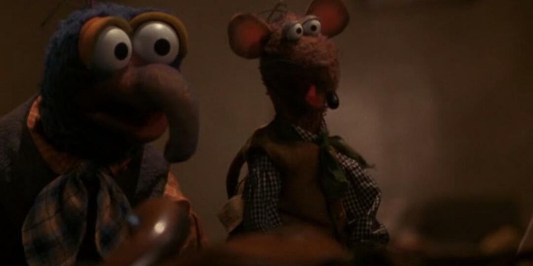 Gonzo en Rizzo staren vol afgrijzen naar een lijk in Muppet Treasure Island