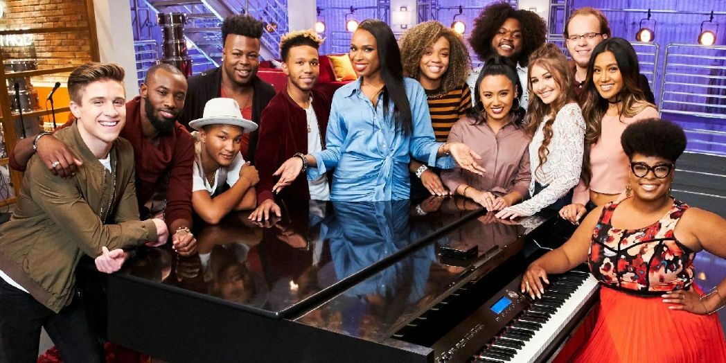 Jennifer Hudson pózuje so súťažiacimi The Voice pri klavíri 